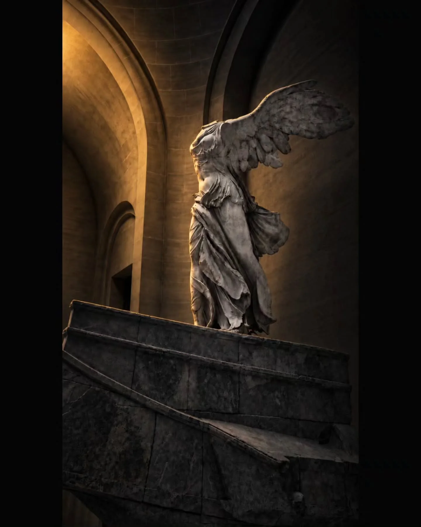 Louvre Noir — sidevisning av Winged Victory of Samothrace i Louvre